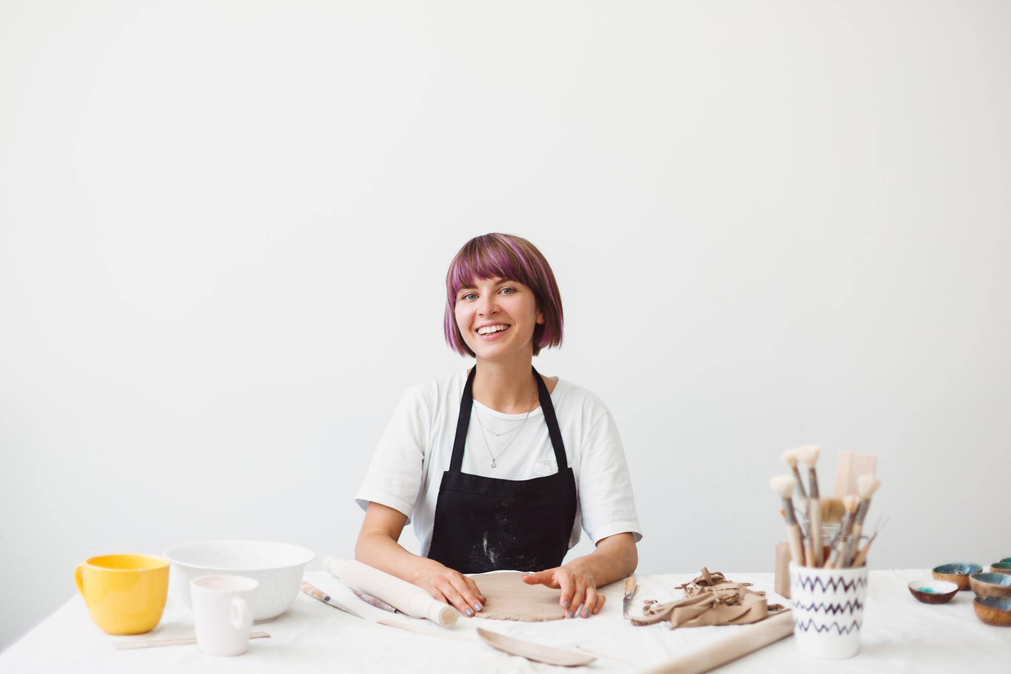 Tutor che invita allo studio di ricamo