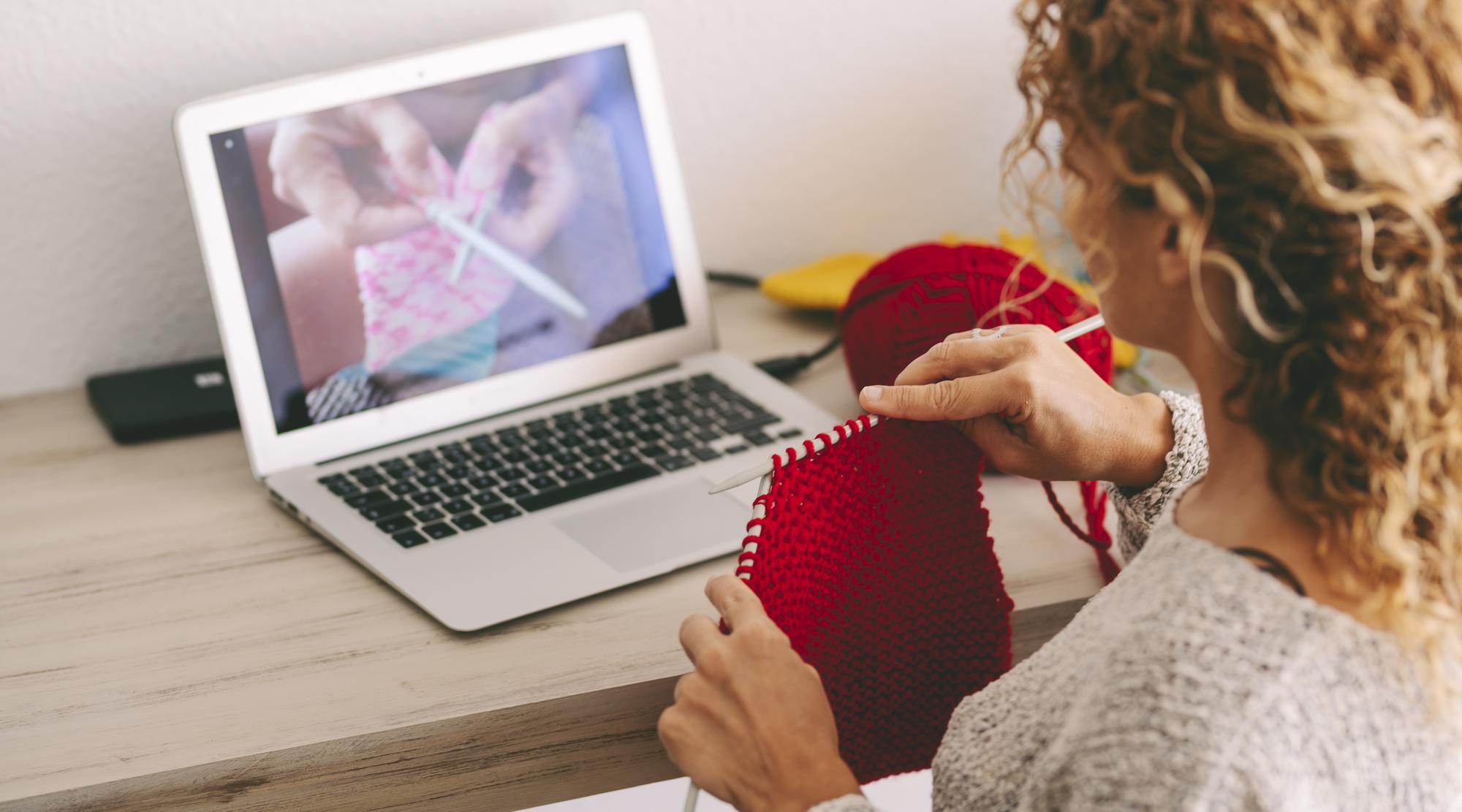 Tutor che mostra tecnica di ricamo via webcam